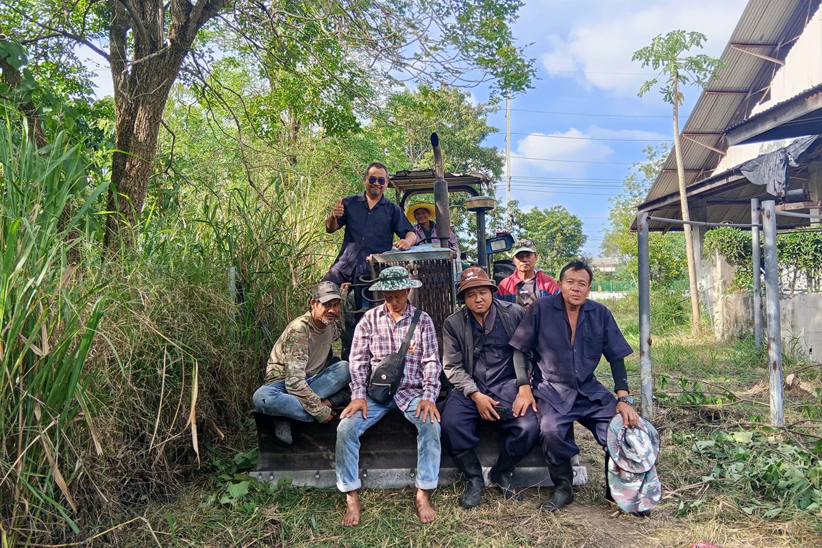 พัฒนาทำความสะอาด รอบๆบริเวณพื้นที่ฟาร์มสุกร ศูนย์วิจัยและพัฒนาสุกร เพื่อปรับปรุงภูมิทัศน์ ให้น่าอยู่น่าทำงาน